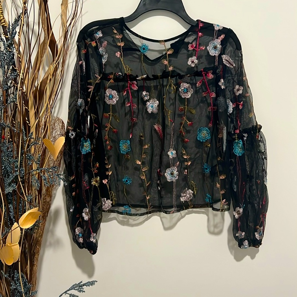 Super cute XS blouse.